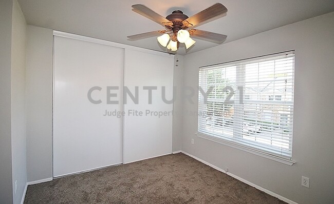 Building Photo - Cute & Clean 2-Story 2/1.5 Townhome in Gar...