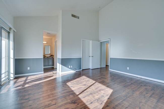 Building Photo - SE!! Townhouse!! 2 Bed 2 Bath 2 car Garage...