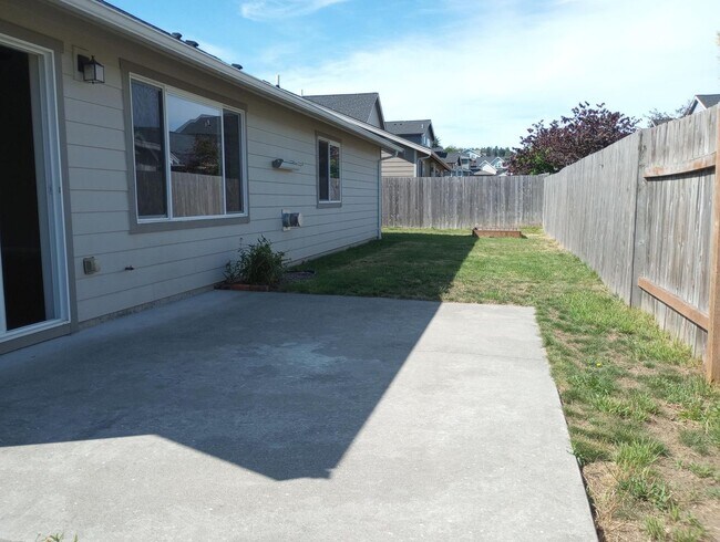 Building Photo - 5562 Fisher Pl