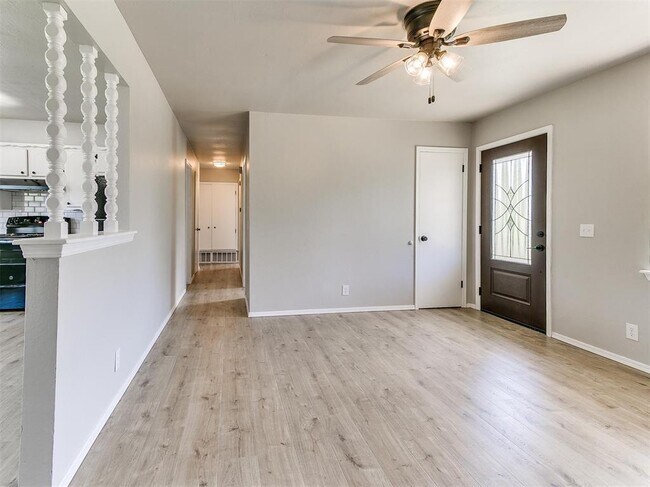 Building Photo - 502 N Oak St