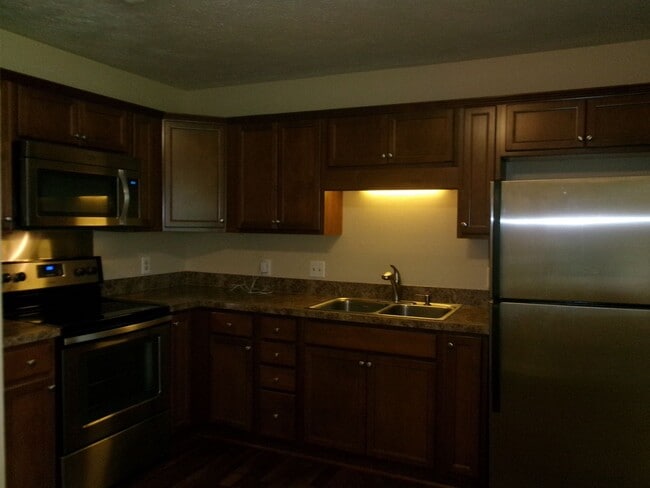 Building Photo - 2 bedroom duplex apartment off Forestbrook...