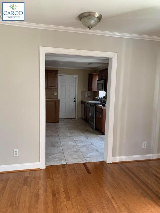 Building Photo - Cozy Cottage Minutes from Uptown