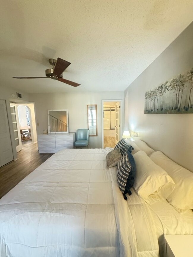 Building Photo - Annual modern 2-bedroom, 2-bath condo in t...