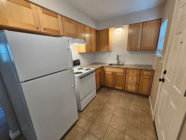 Building Photo - Charming 1 Bed, 1 Bath Apt in Ideal NW Area
