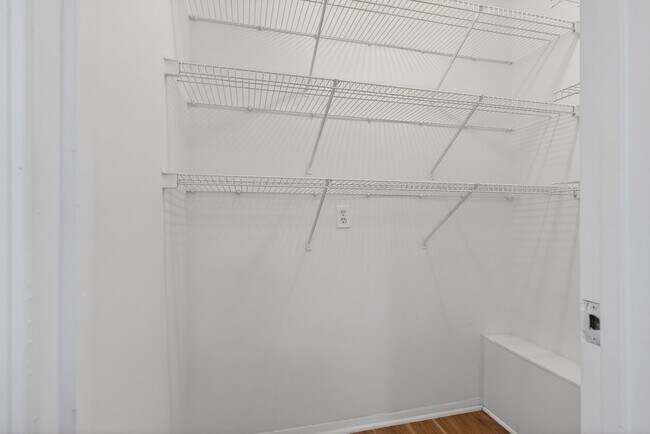 Building Photo - Spacious & Exciting Townhome style Condo