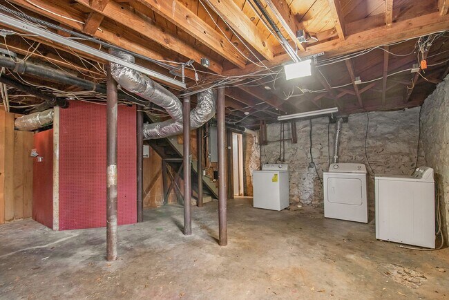 Building Photo - 3 bedroom 2 bathroom house