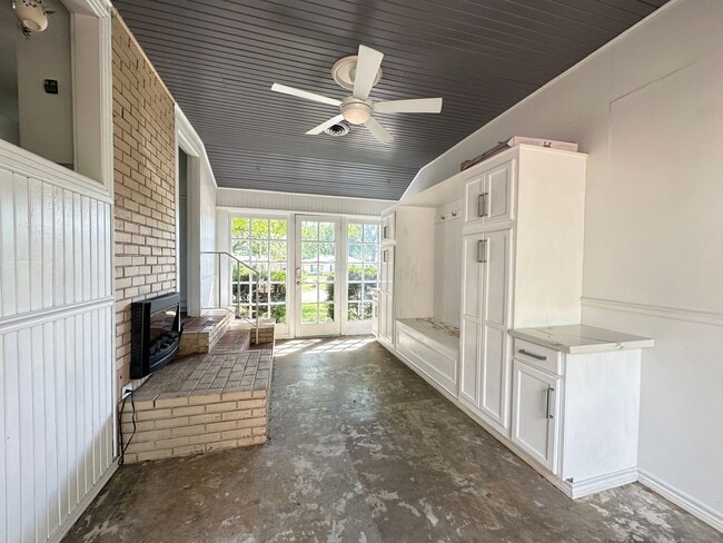 Building Photo - Spacious 2 Bedroom