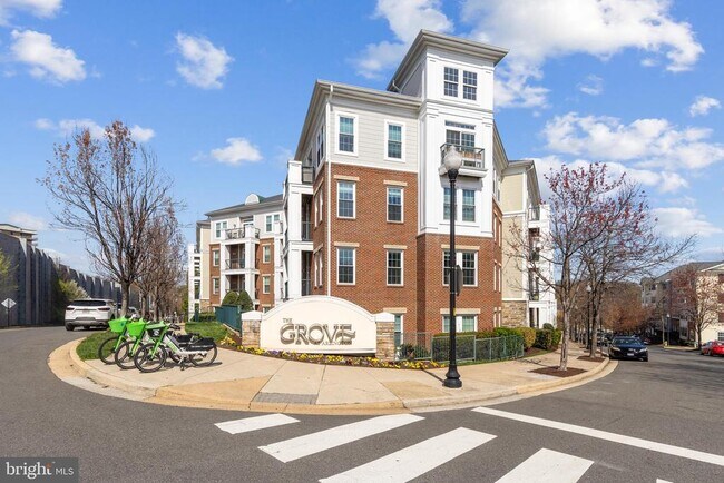 Building Photo - 2465 Army Navy Dr