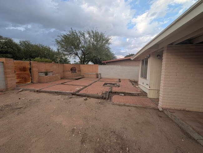 Building Photo - Comfortable West Side Rental