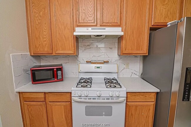 Building Photo - Newly Remodeled Unit!