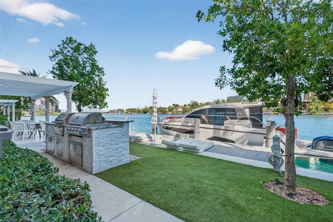 Building Photo - 9821 E Bay Harbor Dr