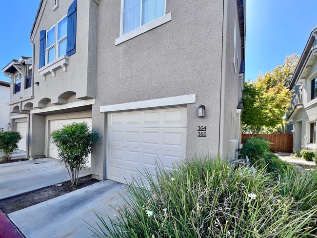 Building Photo - $2,295 Herndon & Armstrong, 2 Bedroom Cond...