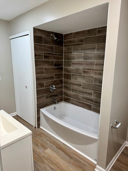 Building Photo - 1155 Maple St