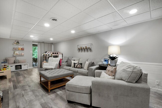 Building Photo - 2947 Meramar Dr