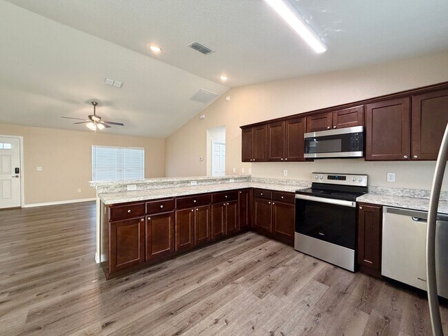 Building Photo - Desirable SE Neighborhood - 3/2/2 Silver Spring Shores **Available NOW**