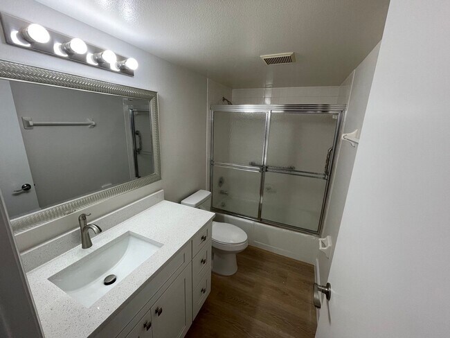 Building Photo - 2090 S Tamiami Trl