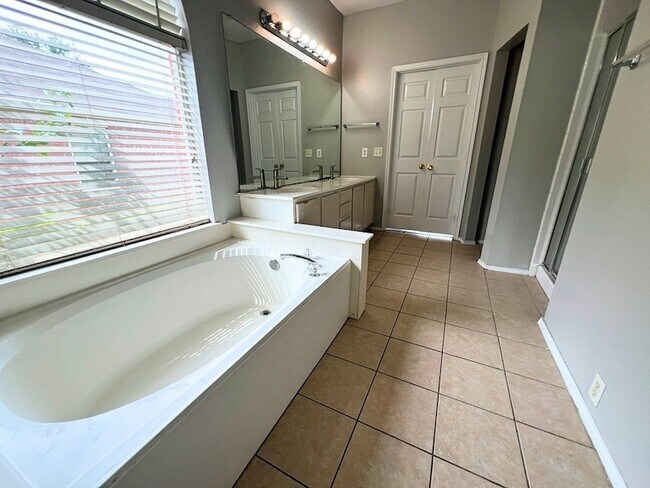 Building Photo - 2805 Crater Lake Ln