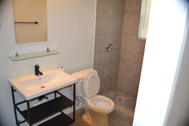 Building Photo - **NEWLY REMODELED DUPLEX 1 BD/ 1BTH** CALL...