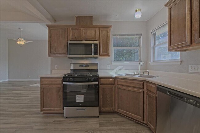 Building Photo - 300 Caladium Ct