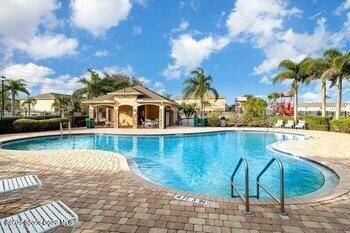 Building Photo - 2545 Revolution St