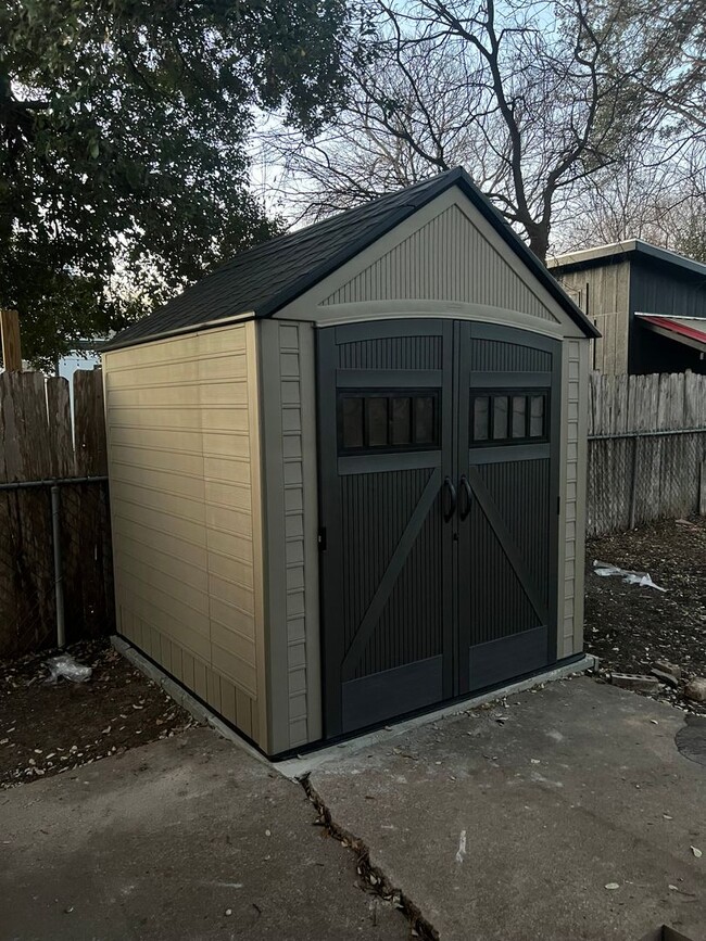 Building Photo - 3/2 with 2 living rooms & a Huge Yard