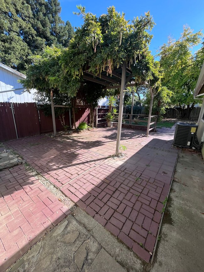 Building Photo - NICE UPDATED HOME IN ELK GROVE!!