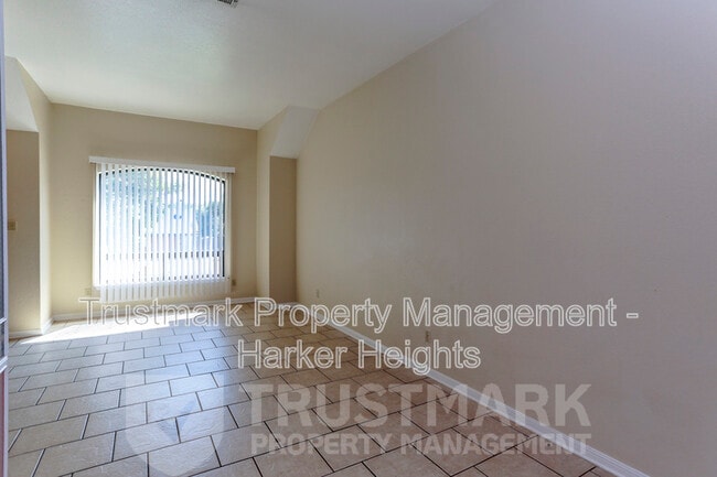 Building Photo - 800 Silver Creek Dr