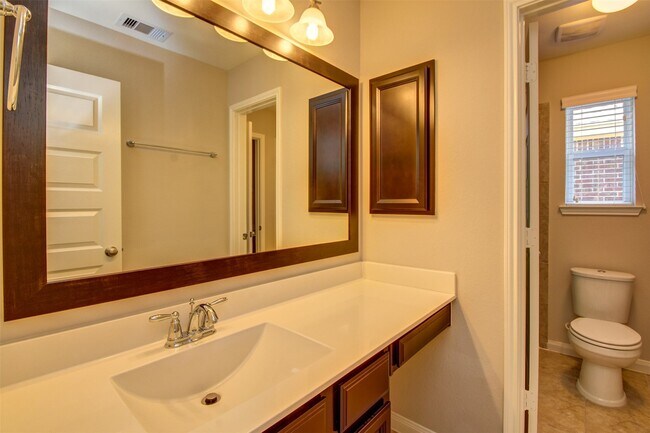 Building Photo - 25710 Oakwood Knoll Dr