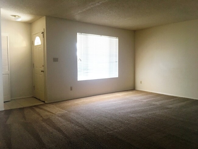 Building Photo - Tempe 4 Bed/ 2 Bath Single Story with Pool and Full Pool Service