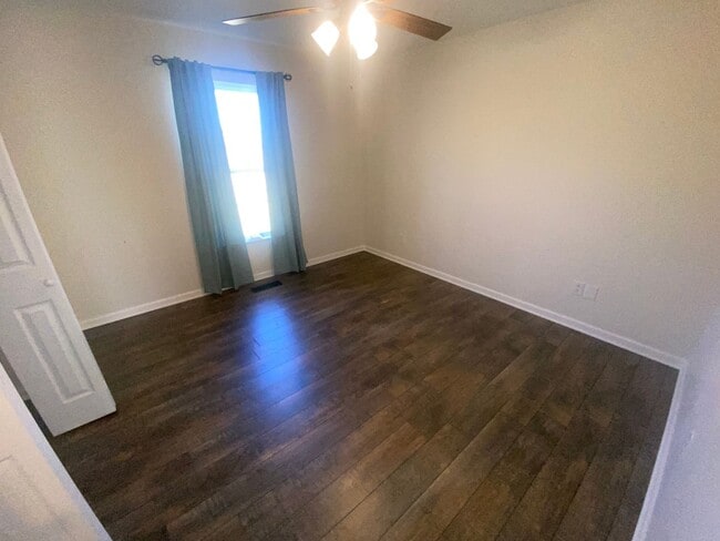 Building Photo - For Lease - 3 Bed, 2 Bath, 1232sqft Home o...