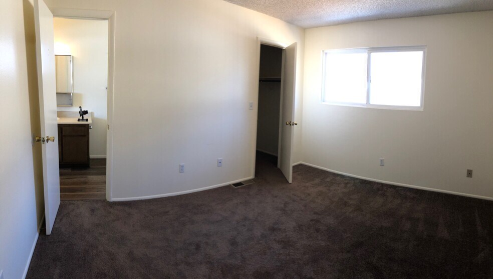 upstairs main bedroom - 2520 E Cassidy Ln