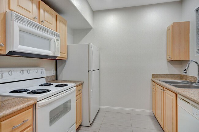 Building Photo - Stunning first floor condo with new wood floor!