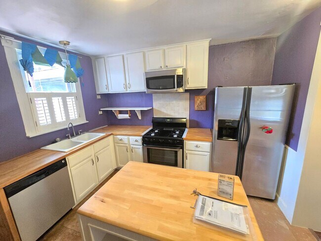 Building Photo - Beautiful 2 Bedroom 1.5 Bathrooms Patterson Park