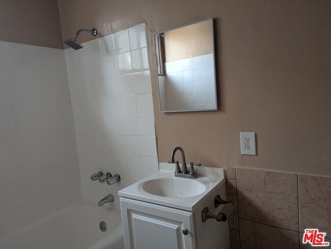 Building Photo - 644 W 40th Pl