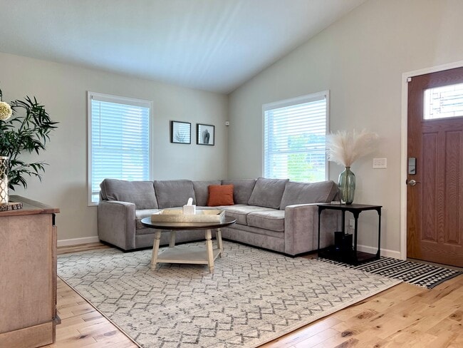 Building Photo - Gorgeous Furnished Home-Ready for move in ...