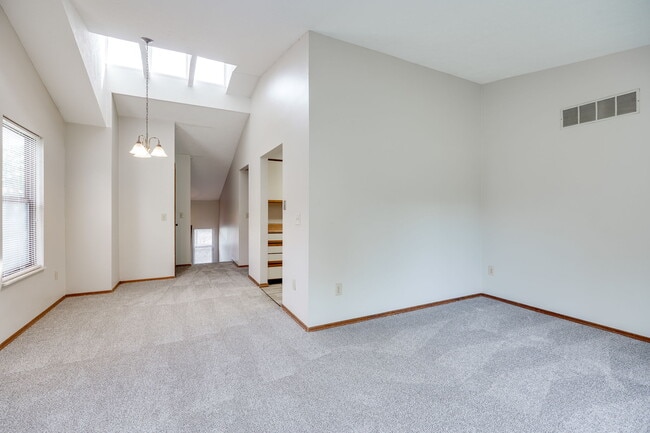 Building Photo - 652 Hidden Valley Ct