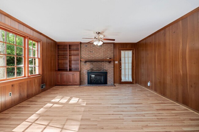 Building Photo - 2401 Scarsborough Dr