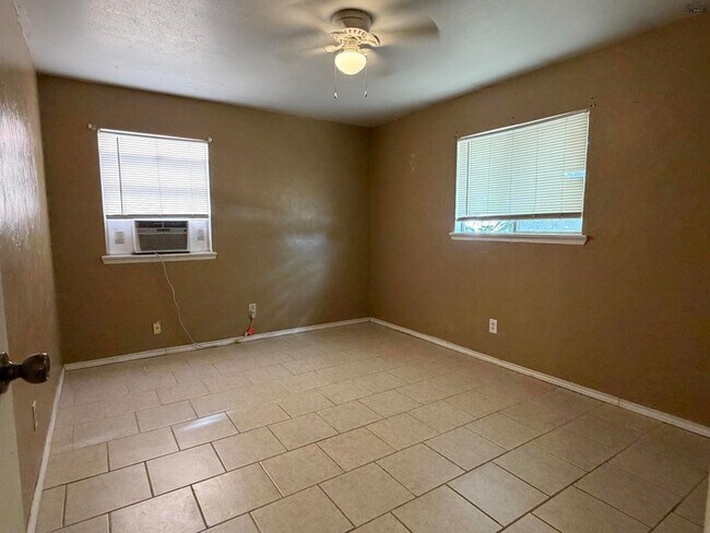Building Photo - 115 E Garden Dr