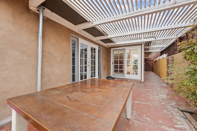 Building Photo - Spacious bedrooms!