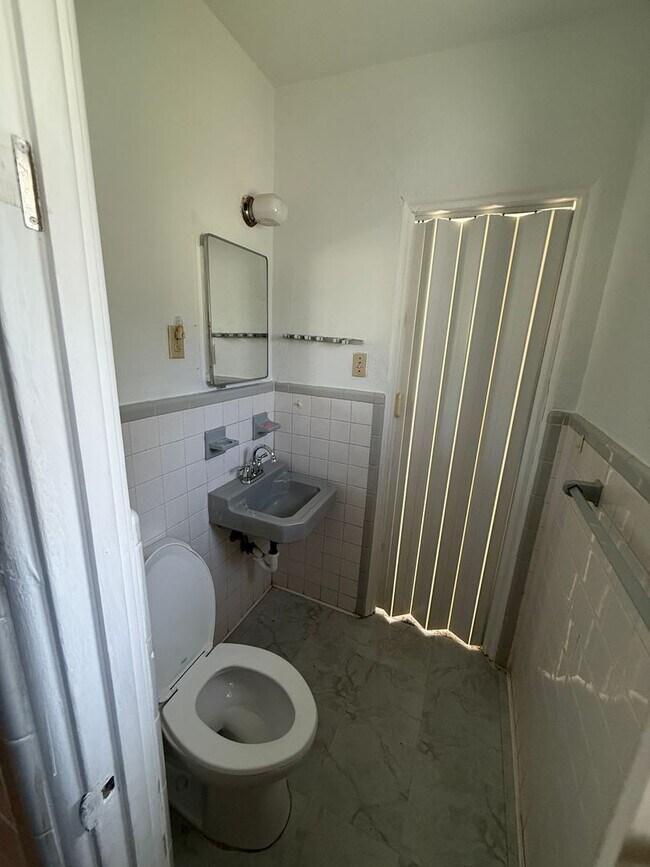 Building Photo - 3 bed 2 bath house at Royal Palm with 1200...
