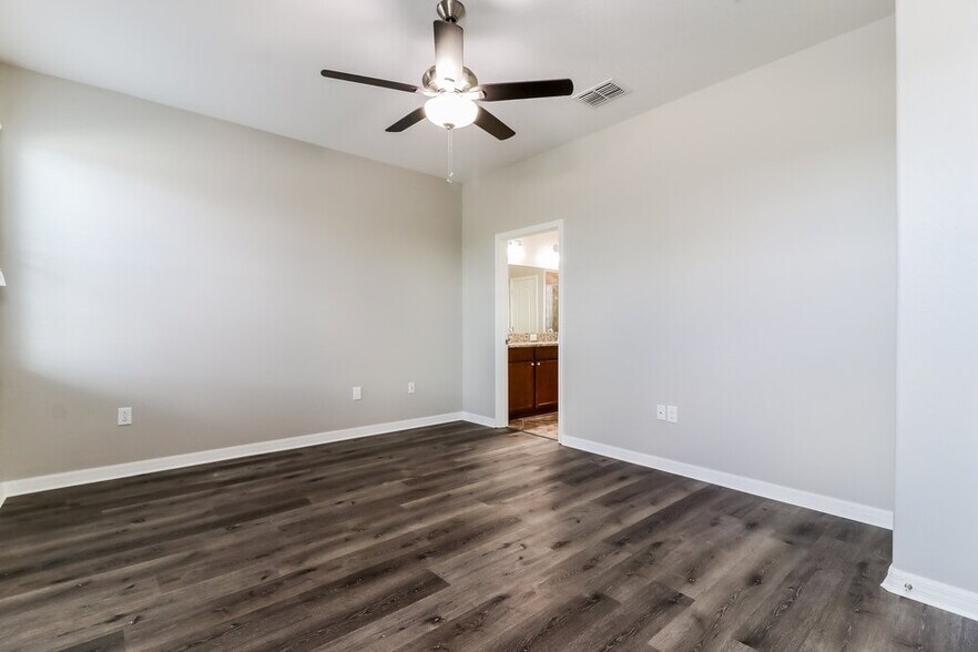 Building Photo - 11622 Lake Blvd