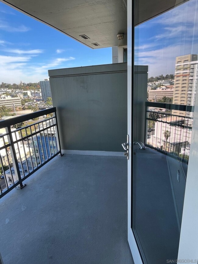 Building Photo - 300 W Beech St