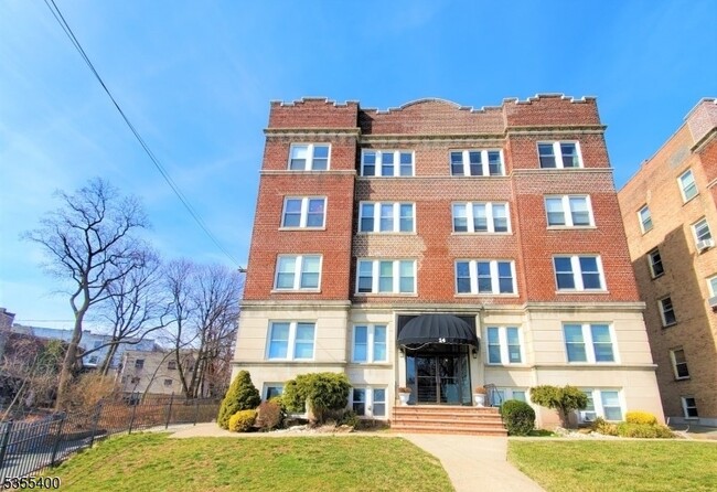 Building Photo - 14 Forest St
