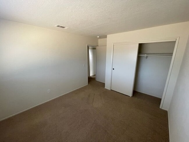 Building Photo - Spacious Orangevale condo that is clean, quite, and private.