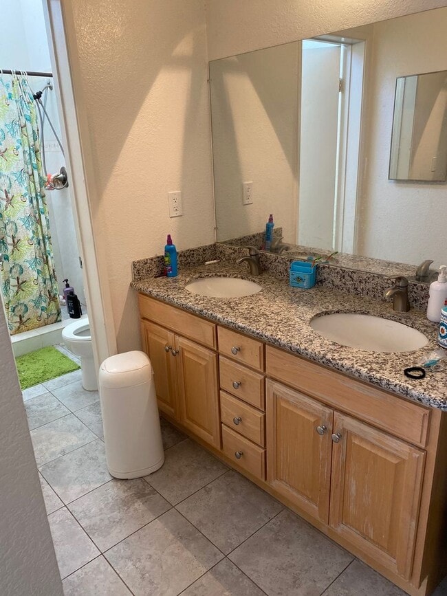 Building Photo - 2 bedrooms 2bath Condo in Fremont gated co...
