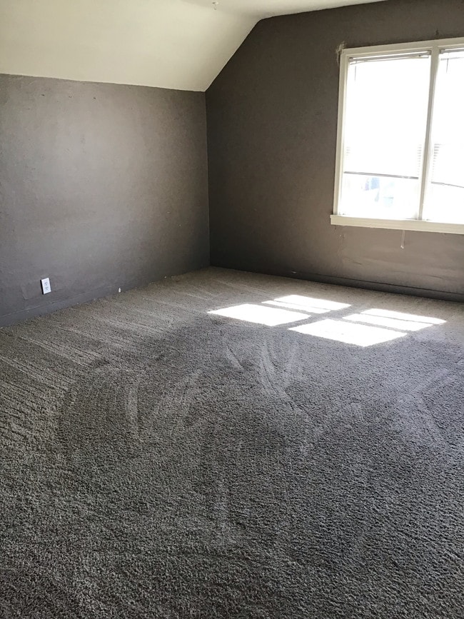 Building Photo - 362 W 5th St