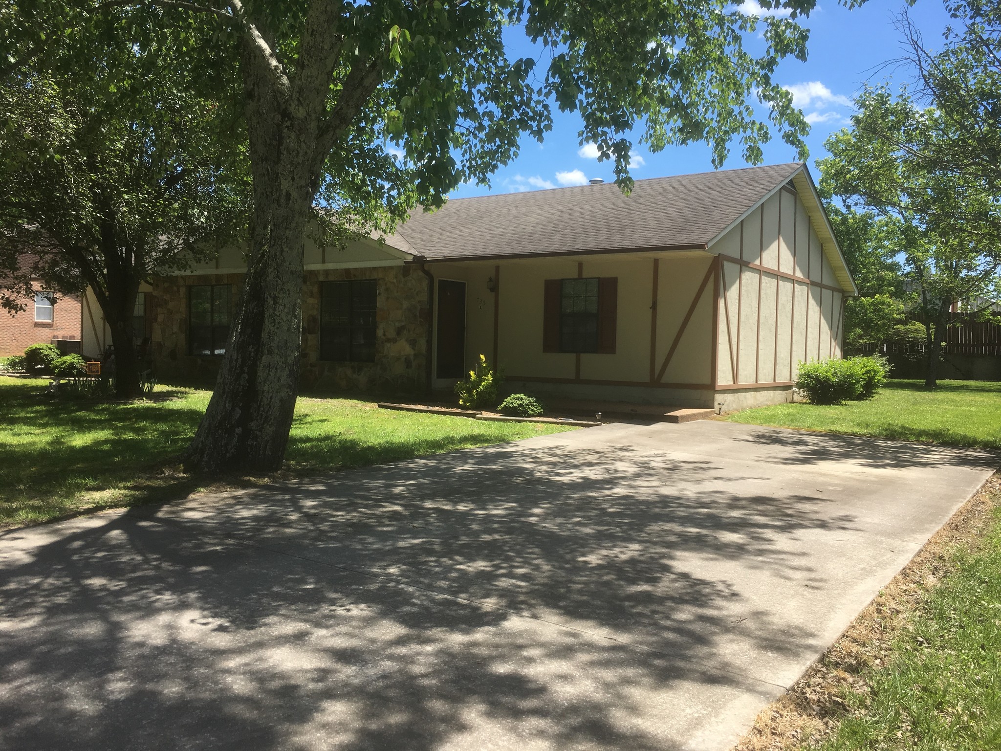 Building Photo - 735 Bradley Dr
