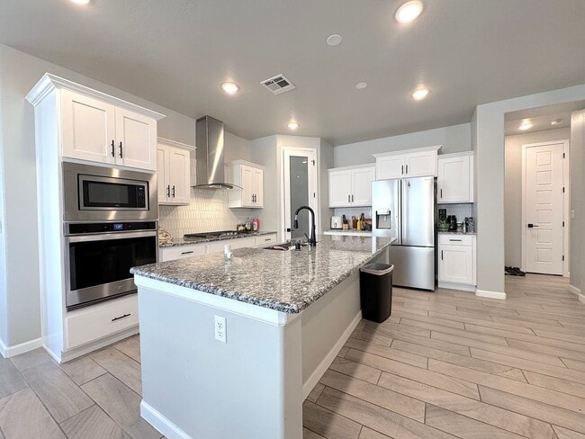 Building Photo - East El Paso 4 bed Refrig A/C!