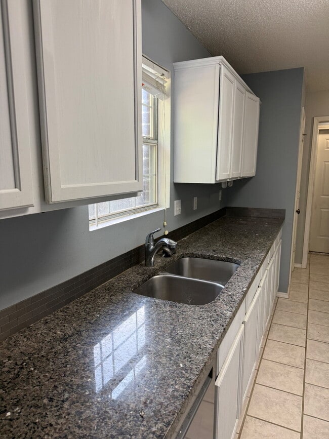 Building Photo - "Charming 3-Bed, 2-Bath Home with 1,368 Sq Ft of Comfort on Tradition Avenue!"