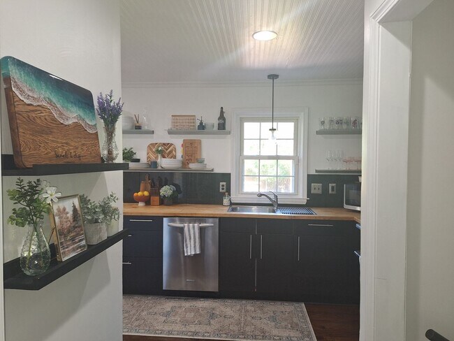 Building Photo - Magnificent Four Bedroom Home - Minutes Away from Numerous Attractions!
